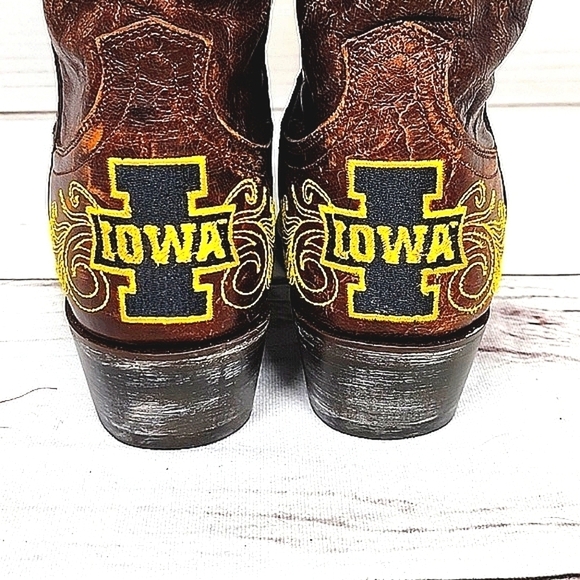 Gameday NCAA Iowa Hawkeyes Women's Sz 7 Embroidered Distressed Leather Boots NWT - Picture 6 of 10